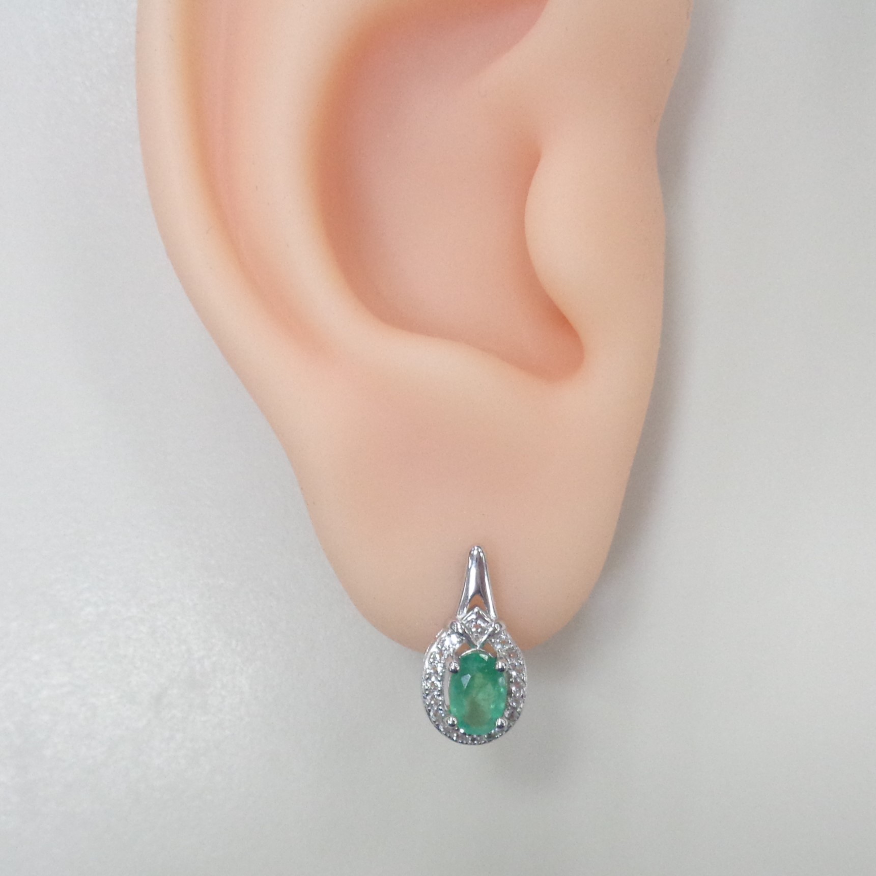 Серебряные серьги с изумрудами